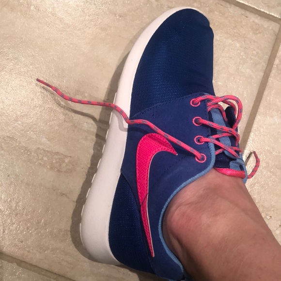 Barely worn Nike shoe. Kids 5Y. Fits women’s 7